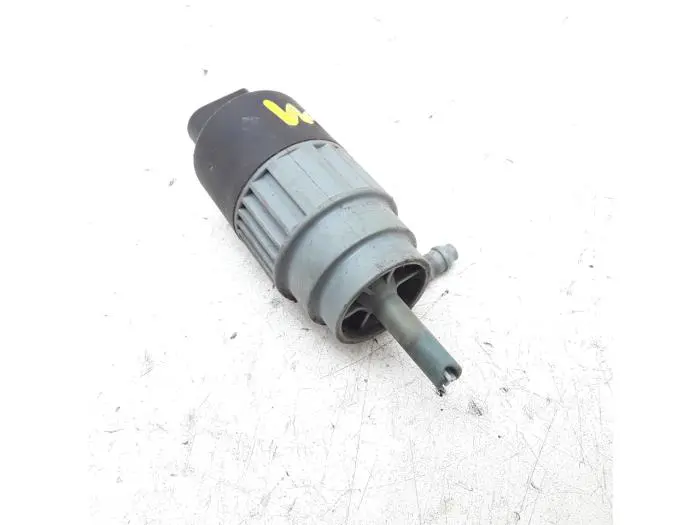 Windscreen washer pump Nissan Qashqai+2