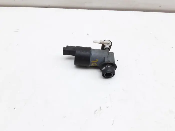 Windscreen washer pump Nissan Qashqai+2