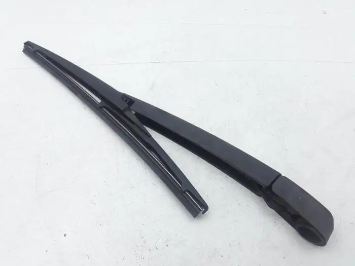 Rear wiper arm Mazda 5.