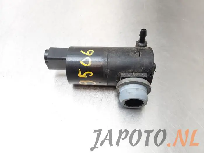 Windscreen washer pump Toyota Yaris