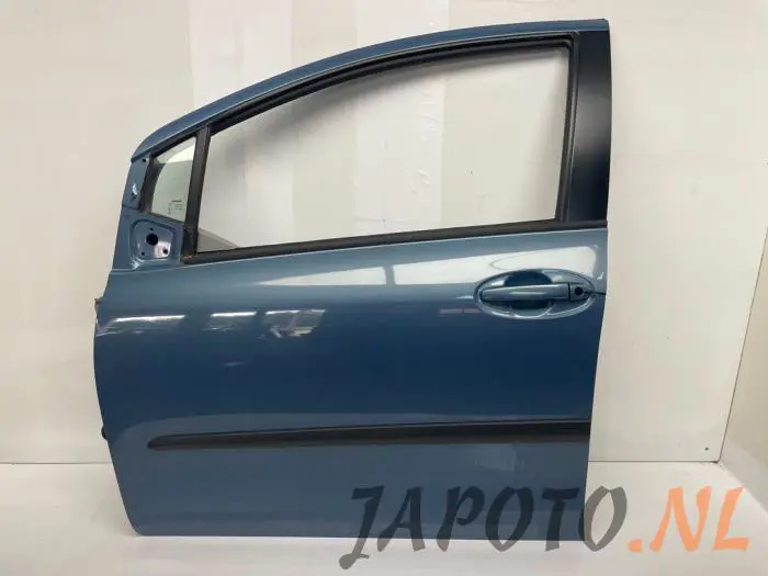 Door 4-door, front left Toyota Yaris