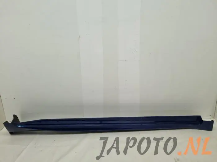 Side skirt, right Toyota Avensis