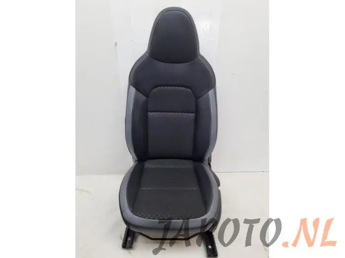 Seat, left Nissan Juke