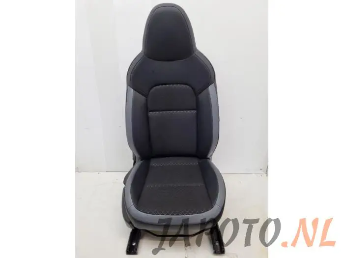 Seat, right Nissan Juke