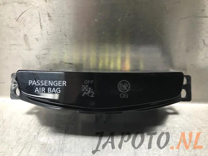 Airbag indicator light Nissan X-Trail