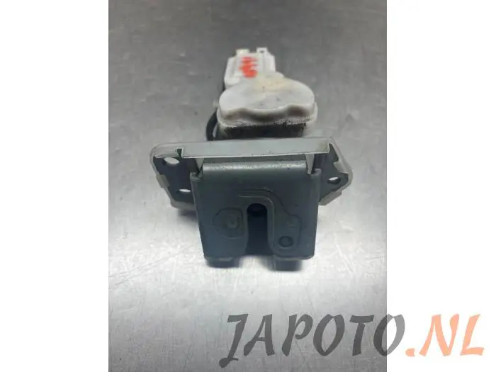 Tailgate lock mechanism Suzuki Swift