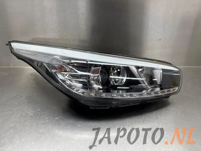 Headlight, right Kia Cee'D