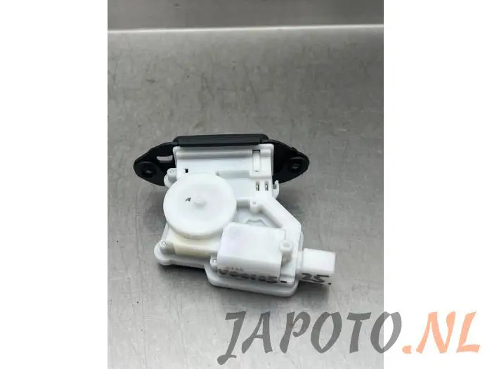 Tailgate lock mechanism Nissan Qashqai+2