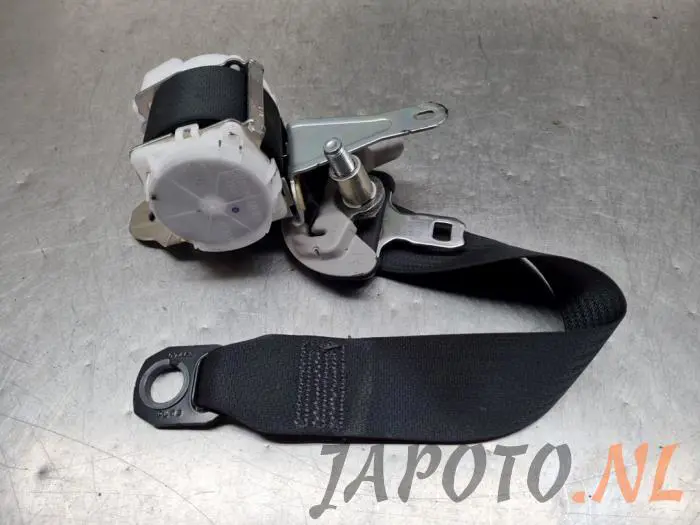 Rear seatbelt, right Toyota Rav-4