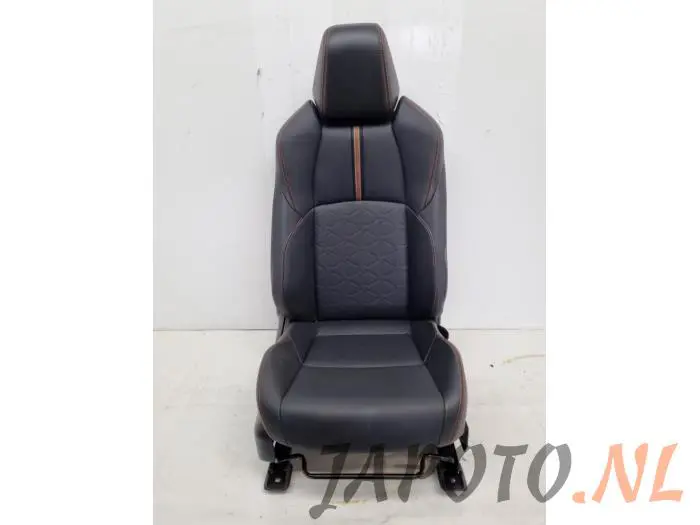 Seat, right Toyota Rav-4