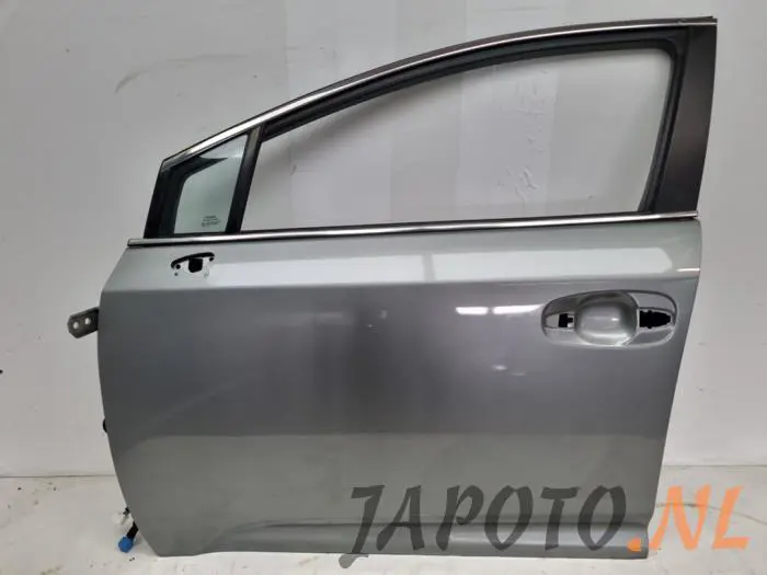 Door 4-door, front left Toyota Avensis