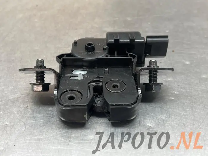 Boot lid lock mechanism Nissan Juke