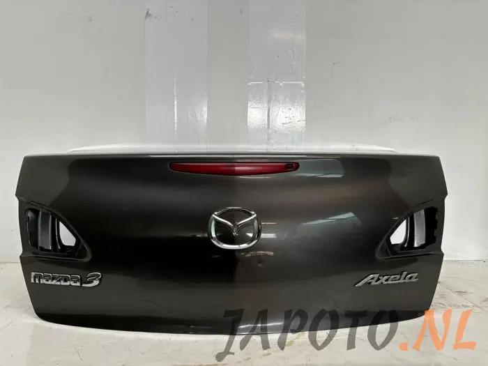 Boot lid Mazda 3.