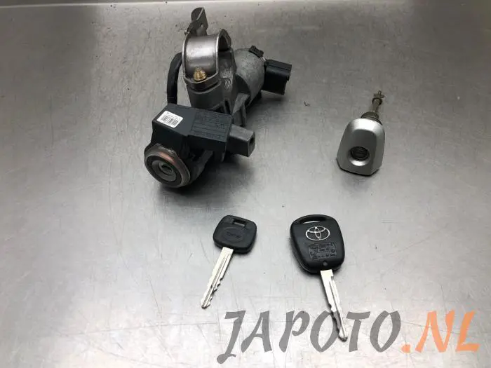 Ignition lock + key Toyota Avensis