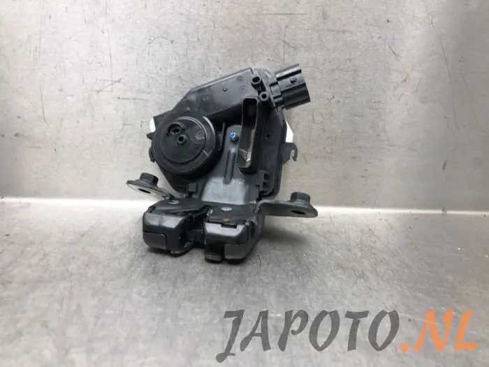 Tailgate lock mechanism Toyota Corolla