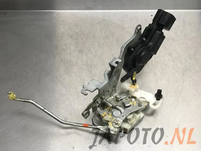 Front door lock mechanism 4-door, right Daihatsu Trevis