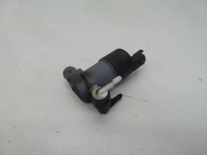 Windscreen washer pump Nissan Almera Tino