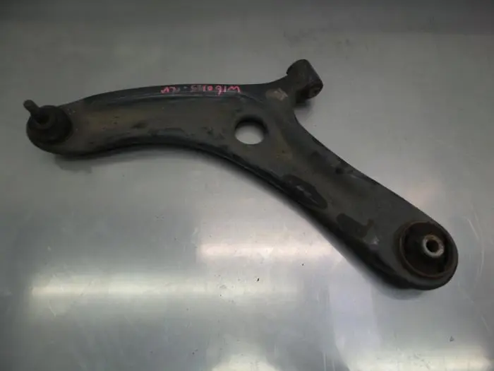 Front lower wishbone, left Hyundai I20